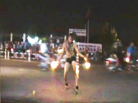 Múa lửa sexy giữa phố mưu sinh